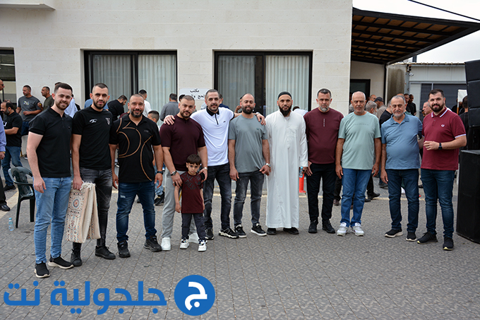 اهالي جلجولية يؤدون صلاة عيد الاضحى في ساحة مسجد الروضة في جلجولية 